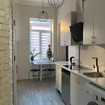 Apartment тобілевича 3