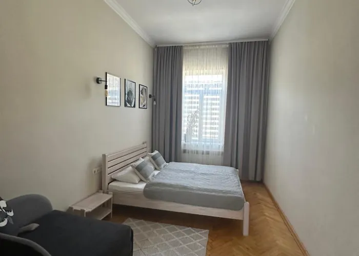 Apartamento тобілевича 3 *